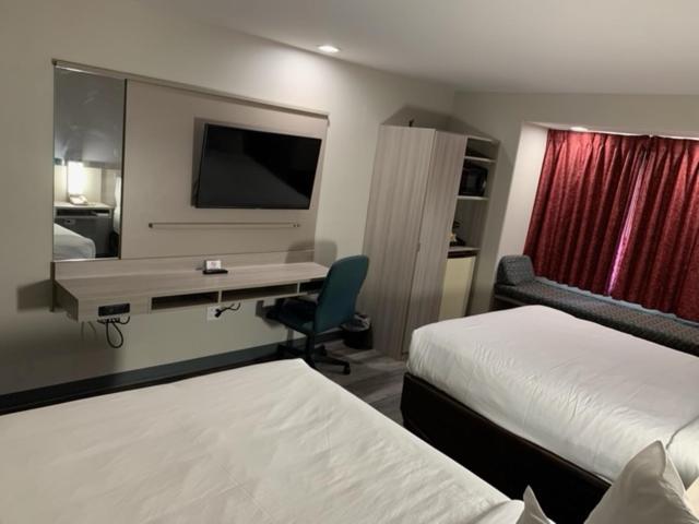 Microtel Inn And Suites Кларксвилл Экстерьер фото