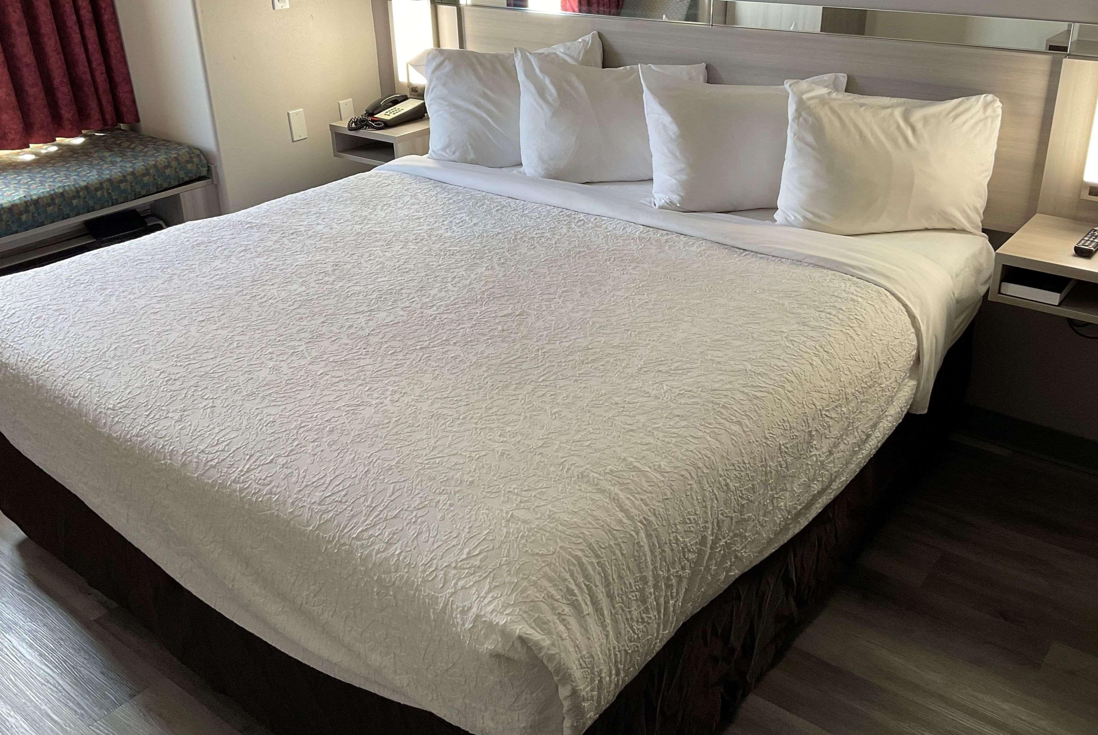 Microtel Inn And Suites Кларксвилл Экстерьер фото