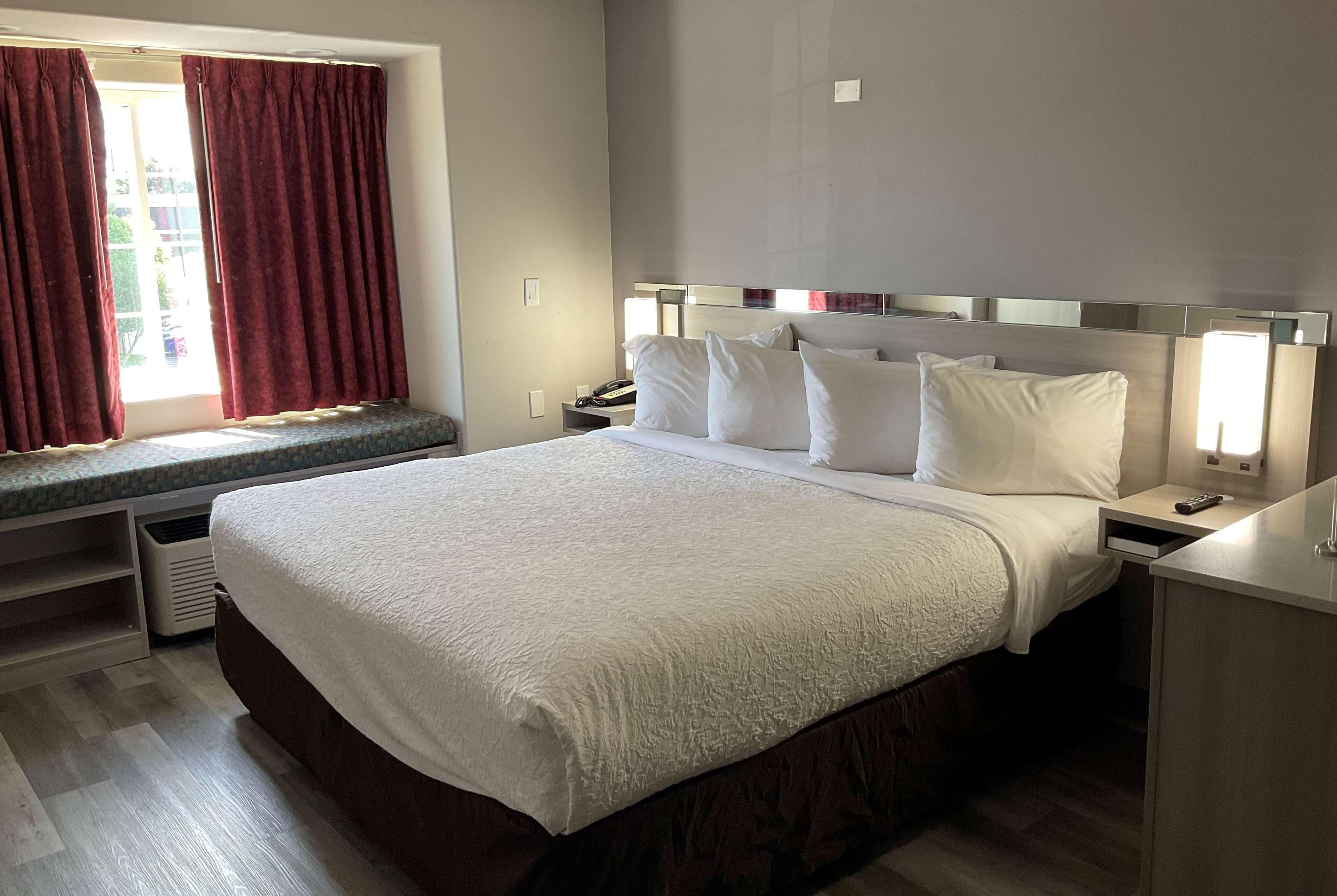 Microtel Inn And Suites Кларксвилл Экстерьер фото