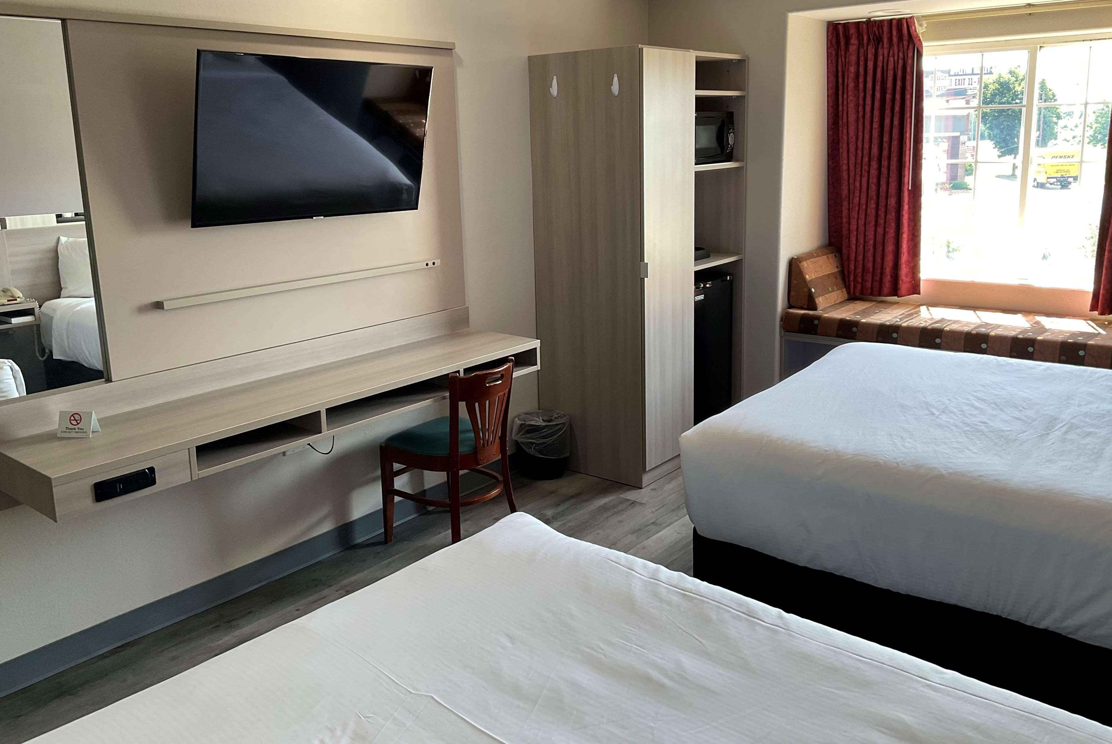 Microtel Inn And Suites Кларксвилл Экстерьер фото