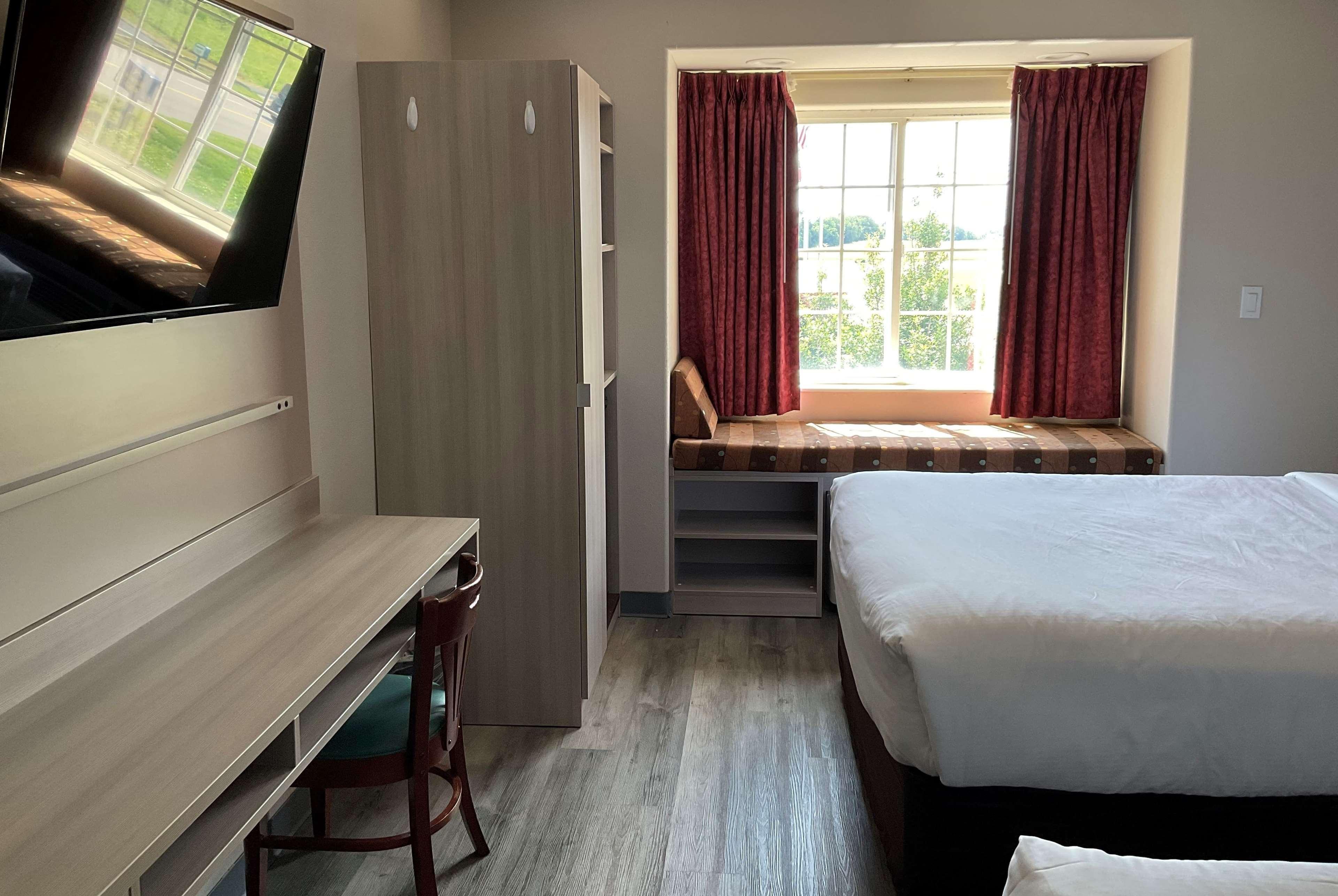 Microtel Inn And Suites Кларксвилл Экстерьер фото