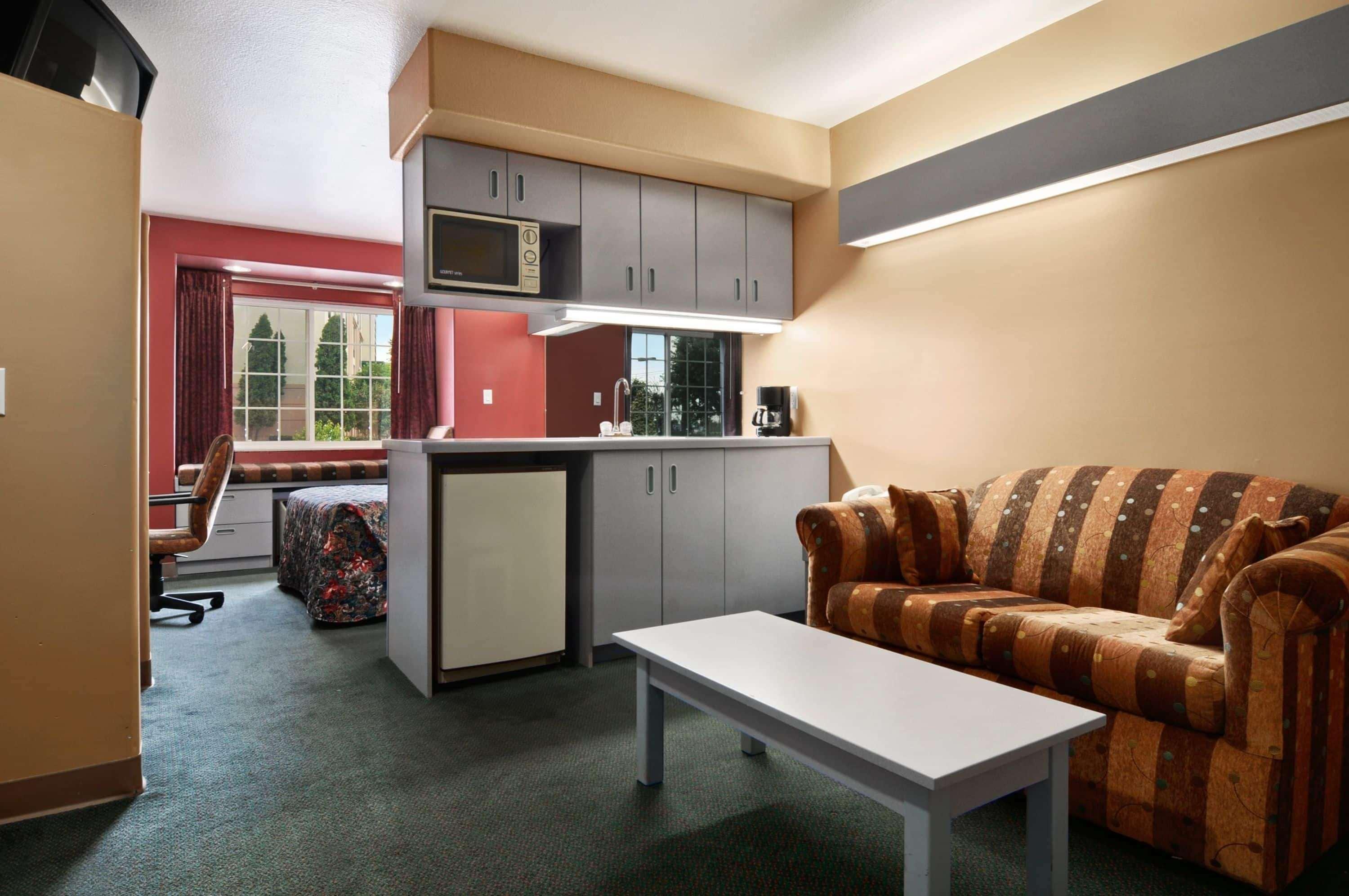 Microtel Inn And Suites Кларксвилл Экстерьер фото