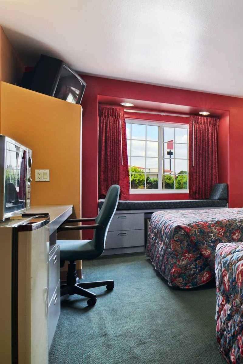 Microtel Inn And Suites Кларксвилл Экстерьер фото